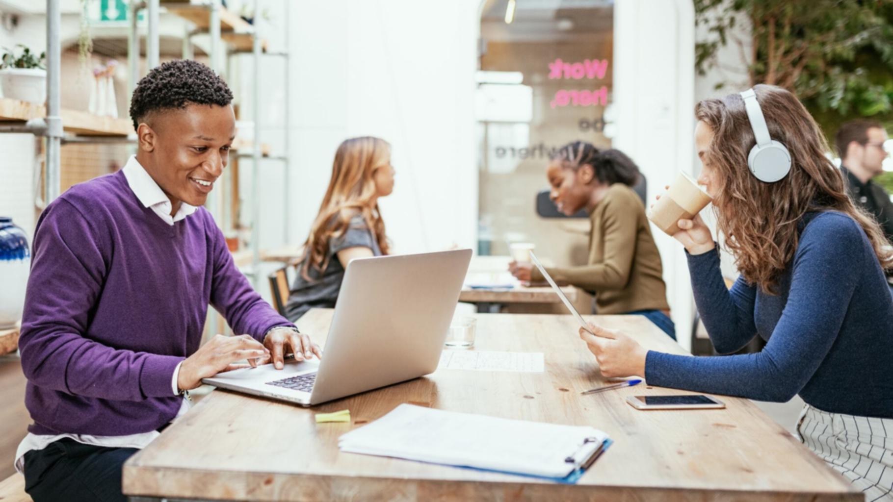 Estudiante revisando su plan de ahorro desde dispositivo móvil