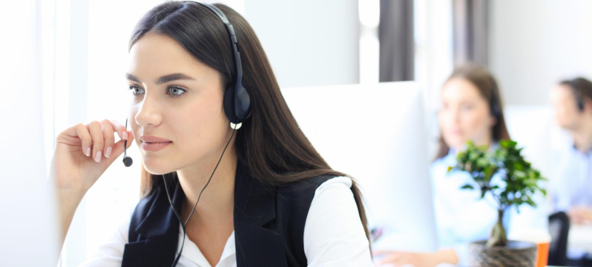 Estudiante aprendiendo gestión financiera en línea