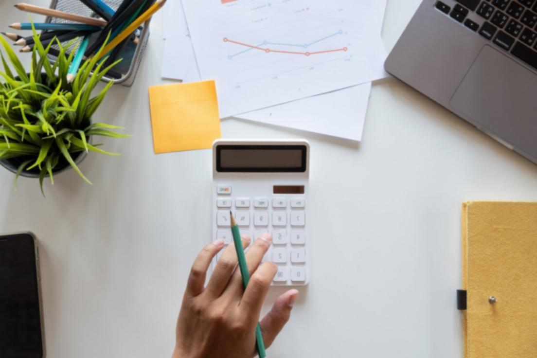 Instructora de finanzas presentando conceptos de planes de ahorro en masterclass en línea