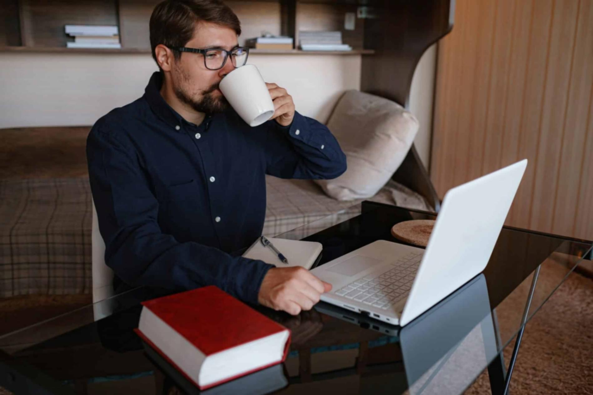 Sesión de masterclass sobre estrategias de ahorro con materiales didácticos visuales