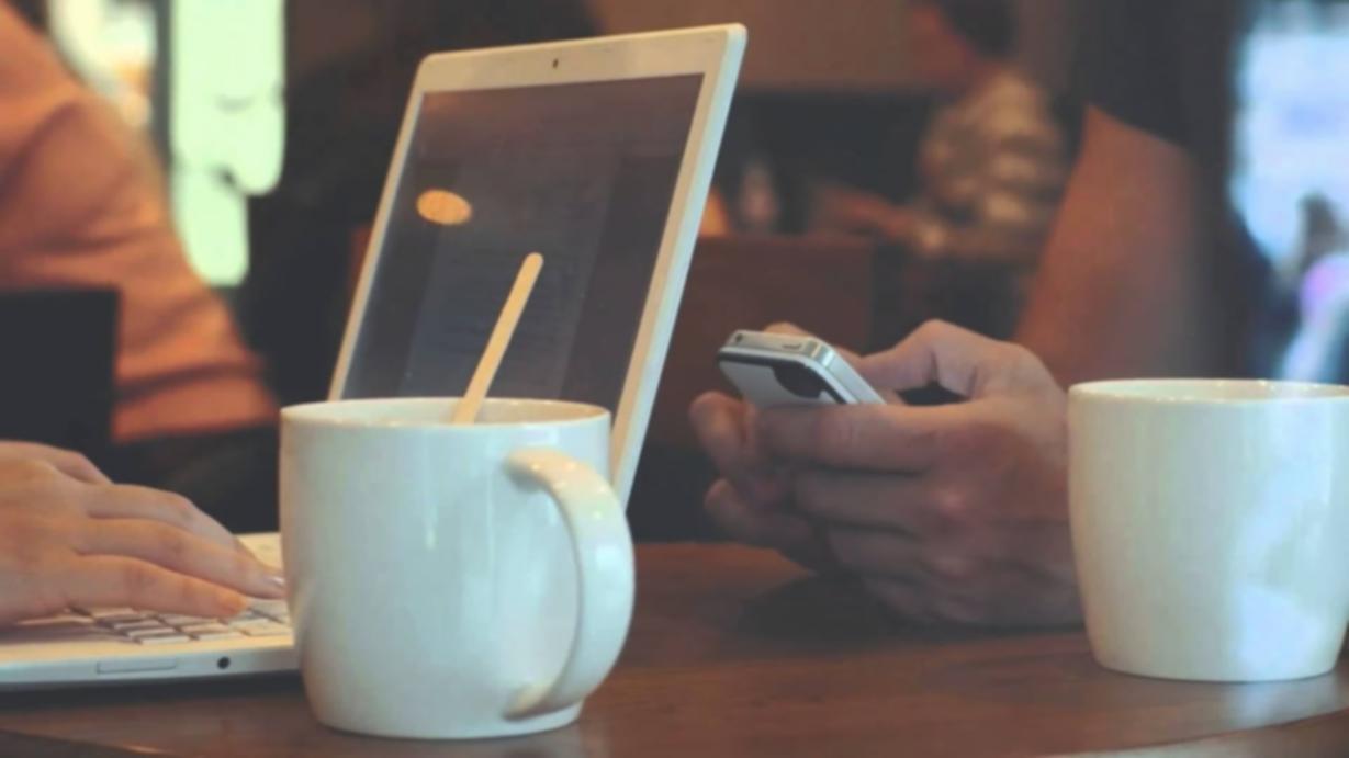 Participantes revisando plan de ahorro personalizado durante formación en línea