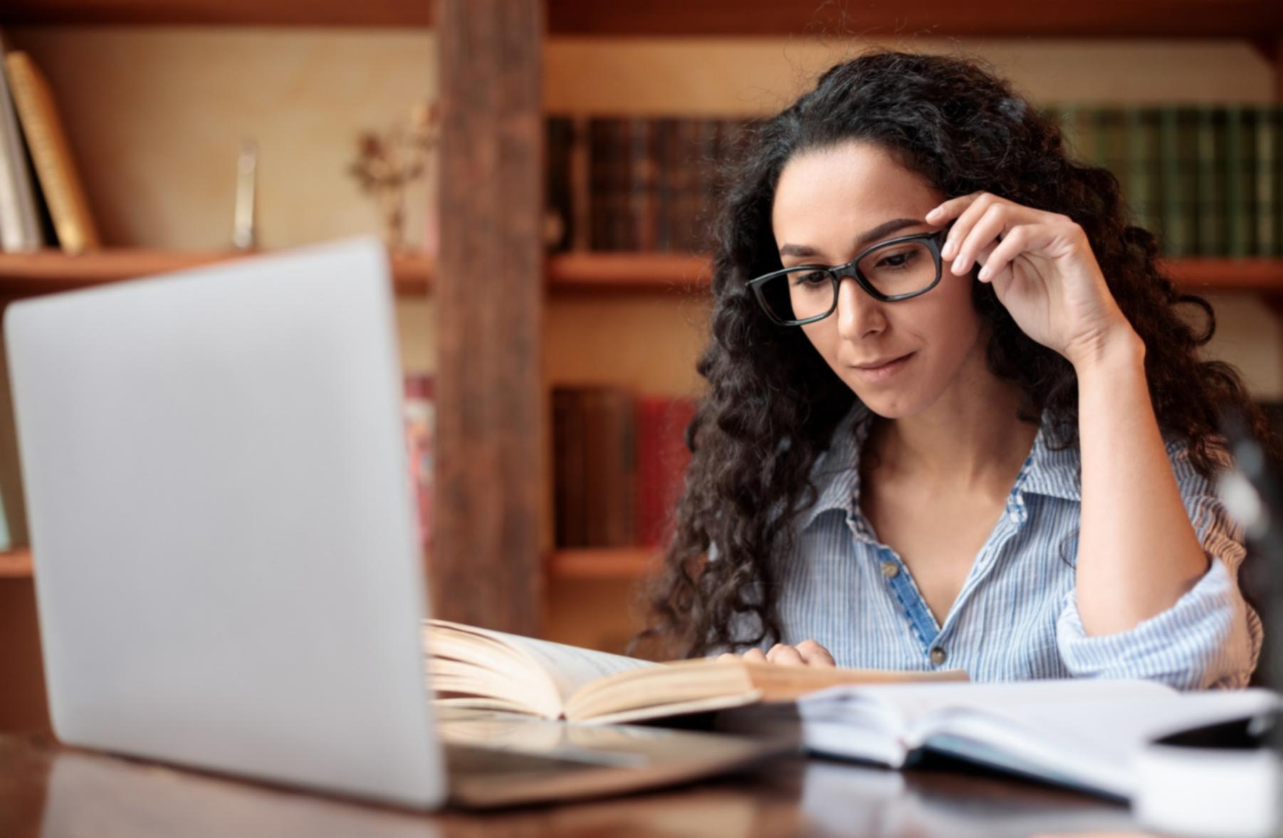 Estudiante siguiendo una masterclass de planes de ahorro desde su computadora