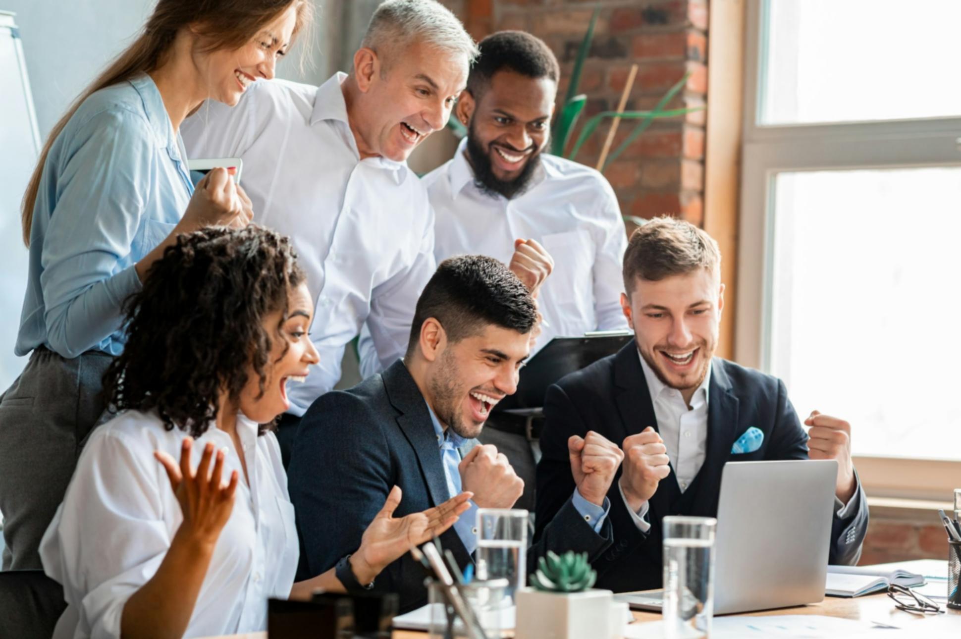 Asesor de planes de ahorro atendiendo a estudiantes en plataforma educativa