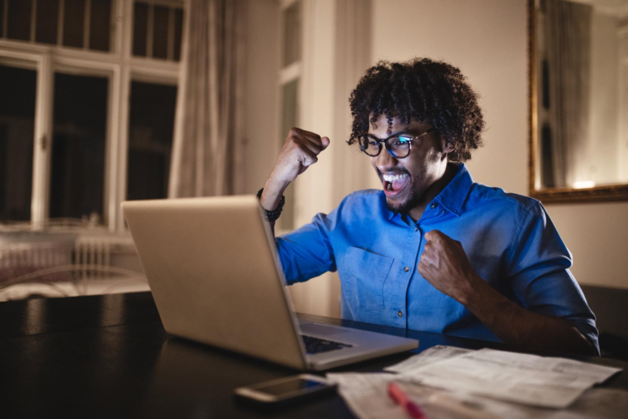 Espacio de estudio organizado para tomar masterclasses sobre planes de ahorro